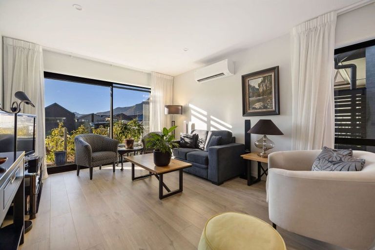 Photo of property in 12 Chapman Way, Jacks Point, 9371