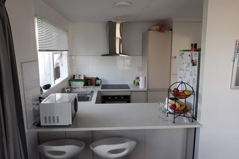 Photo of property in 2/206 Lake Road, Northcote, Auckland, 0627