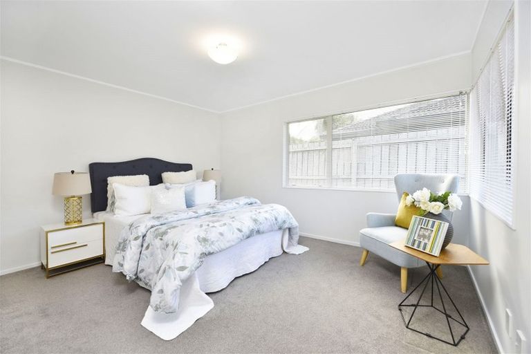 Photo of property in 25 Heversham Place, Glendene, Auckland, 0602