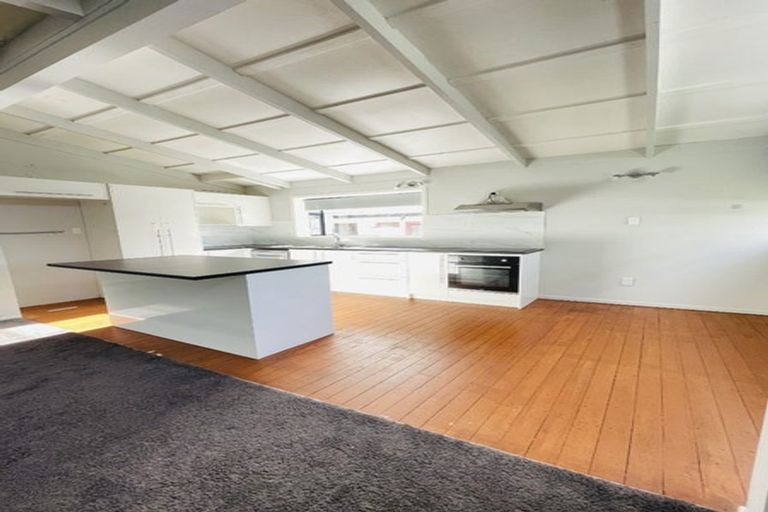 Photo of property in 40 Woodside Road, Massey, Auckland, 0614