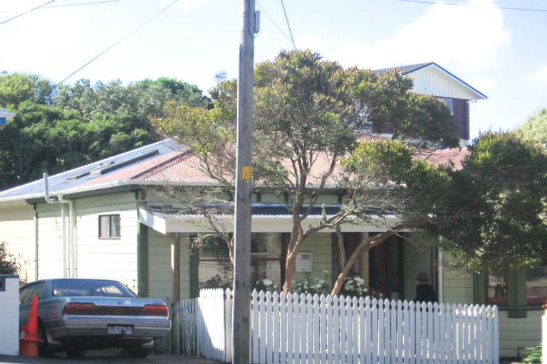 Photo of property in 14 Helen Street, Brooklyn, Wellington, 6021