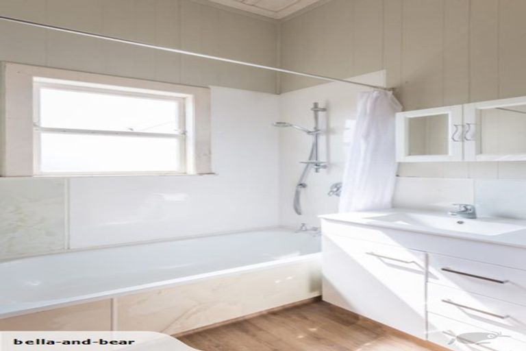 Photo of property in 21 Railway Street, Helensville, 0800