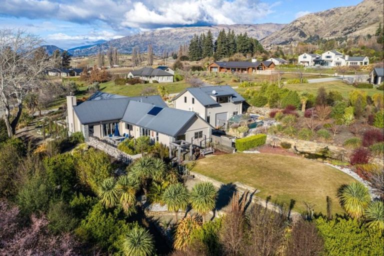 Photo of property in 5 Hollyhock Lane, Wanaka, 9305