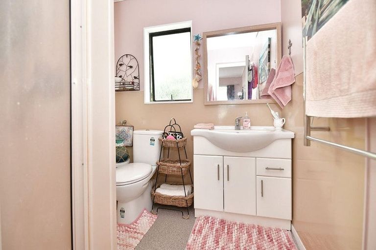 Photo of property in 1/3 Miro Street, Helensville, 0800