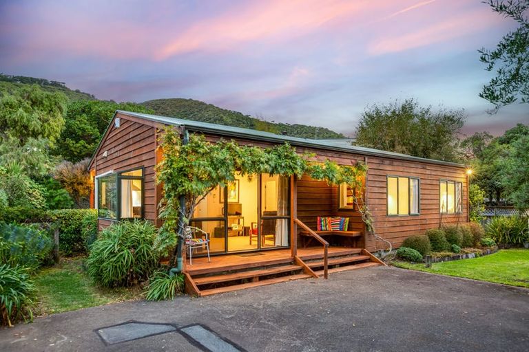 Photo of property in 105 Marine Parade, Eastbourne, Lower Hutt, 5013