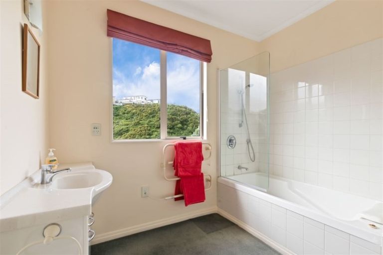 Photo of property in 34 Amesbury Drive, Churton Park, Wellington, 6037