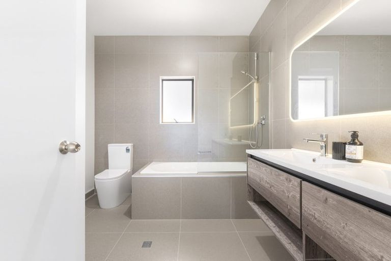 Photo of property in 35d Edmonton Road, Henderson, Auckland, 0612