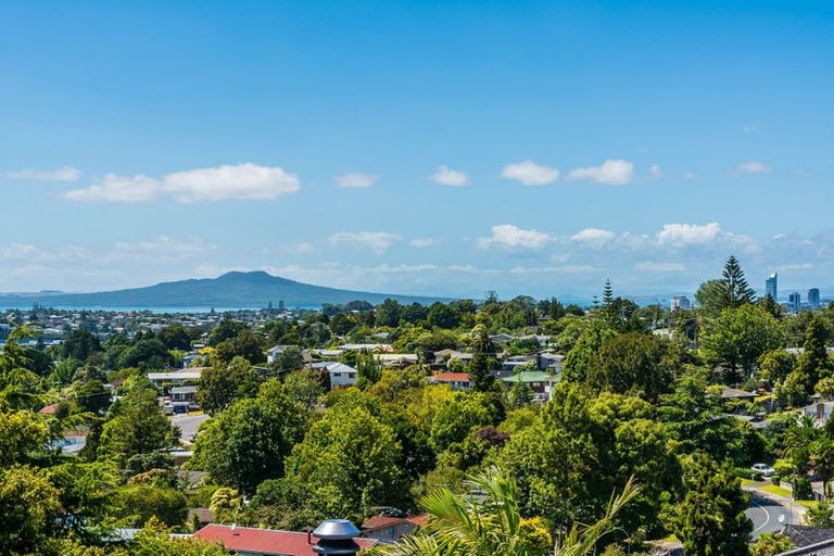 Photo of property in 1/609 Glenfield Road, Totara Vale, Auckland, 0629