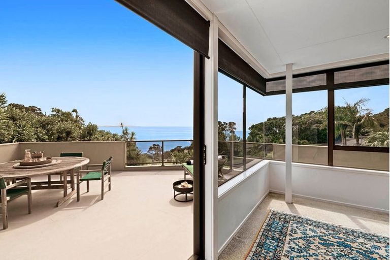 Photo of property in 10 Chelverton Terrace, Red Beach, 0932