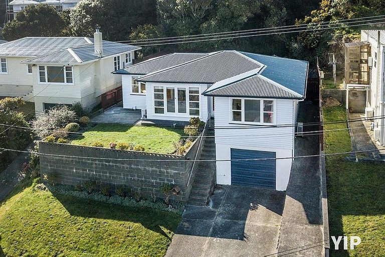 Photo of property in 23 Omega Street, Newlands, Wellington, 6037