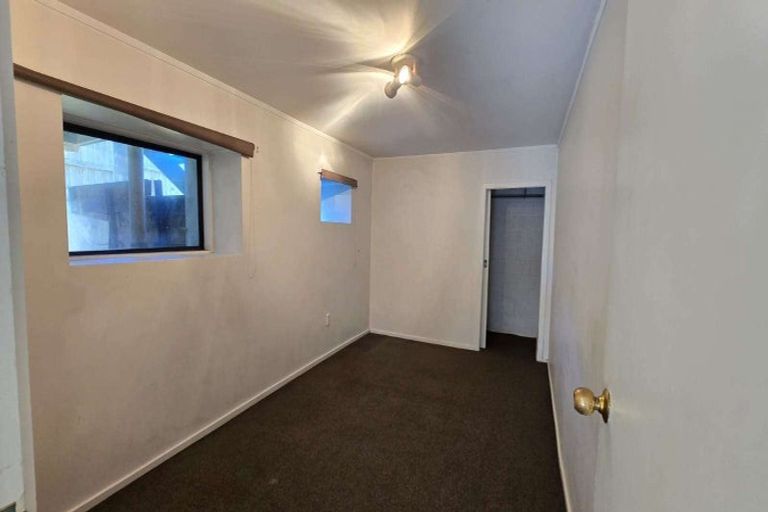 Photo of property in 1 Lauderdale Road, Birkdale, Auckland, 0626