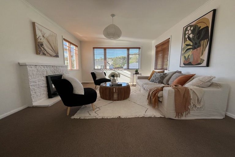 Photo of property in 22 Lyndfield Lane, Newlands, Wellington, 6037