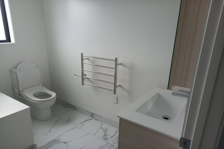 Photo of property in 5/2 Jadewynn Drive, Massey, Auckland, 0614