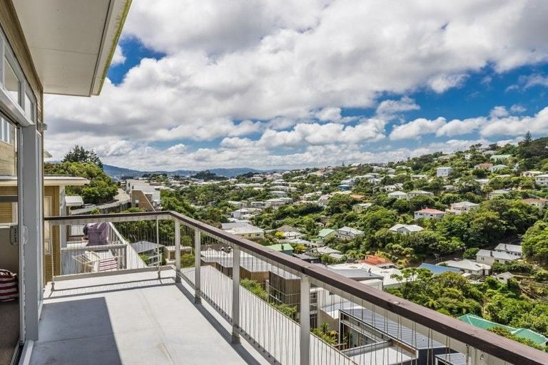 Photo of property in 73 Tiketike Way, Brooklyn, Wellington, 6021