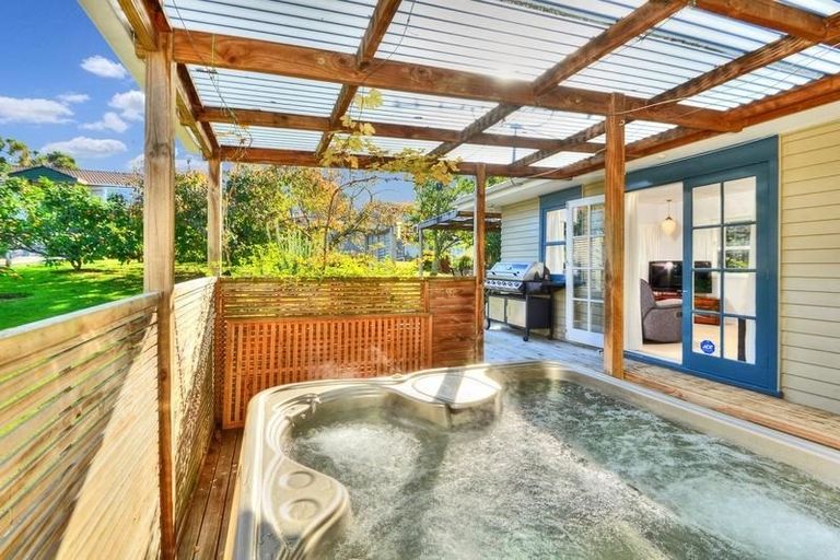 Photo of property in 8 Normanton Street, Glenfield, Auckland, 0629
