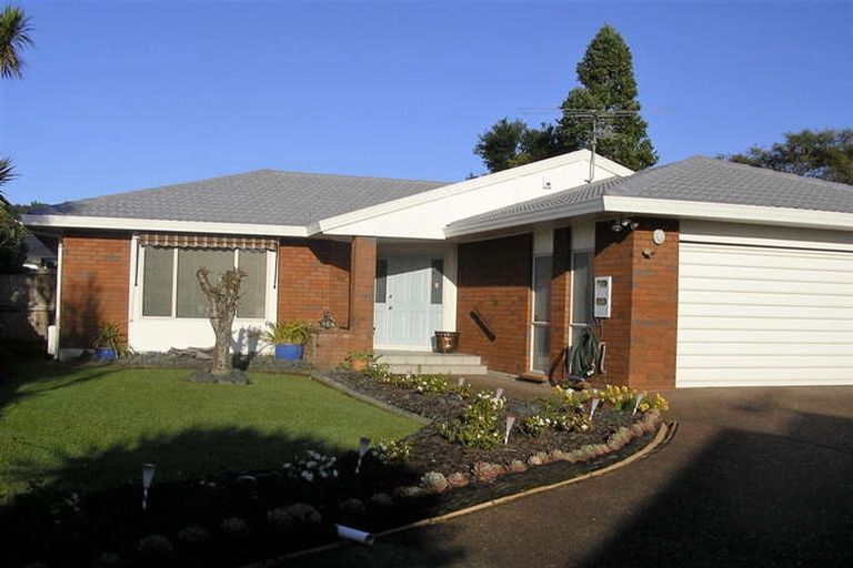 Photo of property in 14 Taupiko Place, Green Bay, Auckland, 0604