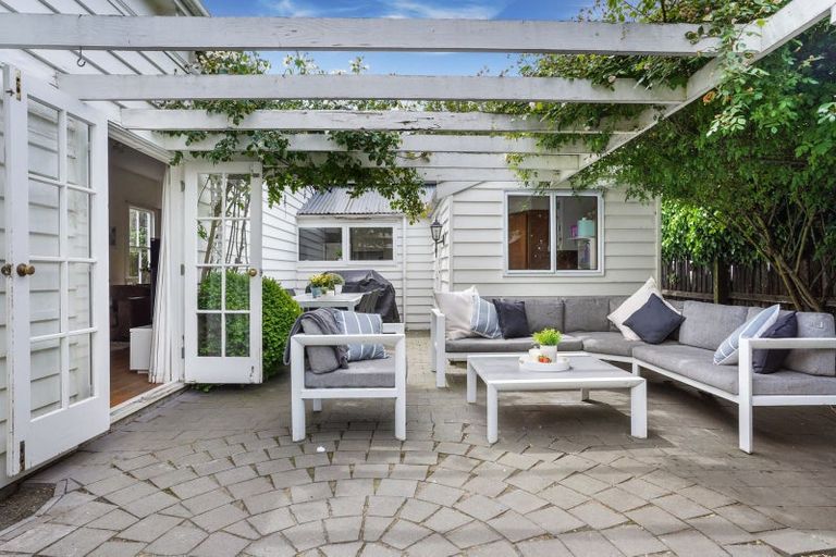 Photo of property in 96 Holly Road, St Albans, Christchurch, 8014