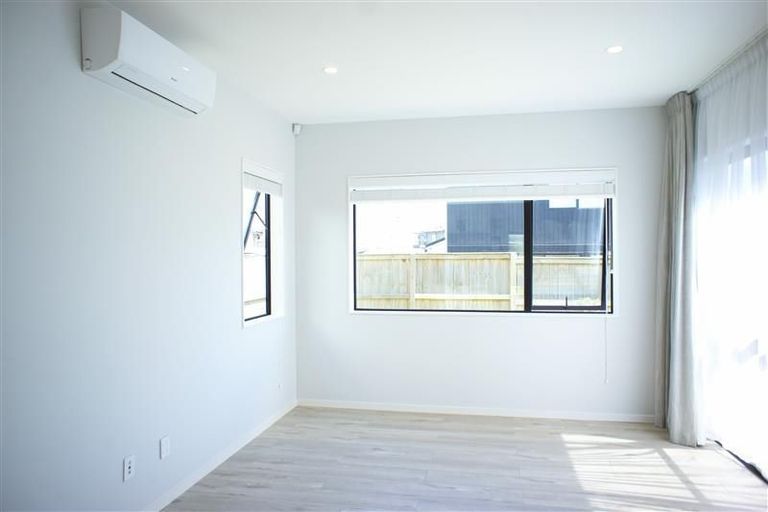 Photo of property in 42 Toanui Road, Hobsonville, Auckland, 0616