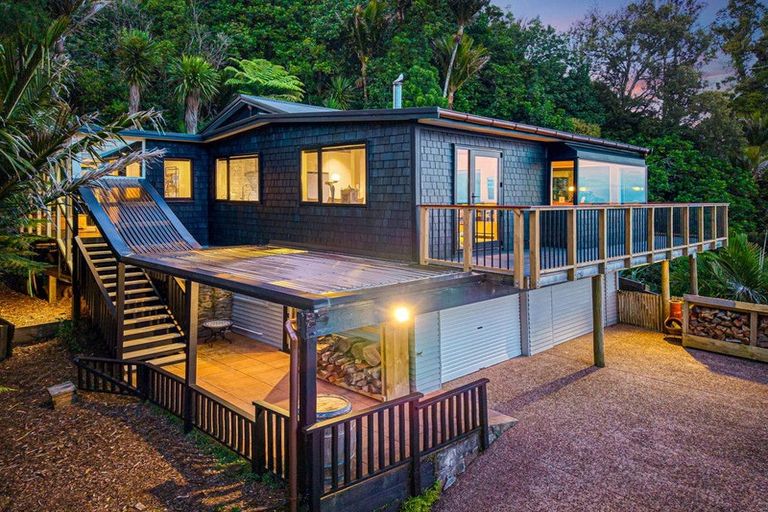 Photo of property in 19 Cascade Avenue, Waiatarua, Auckland, 0604