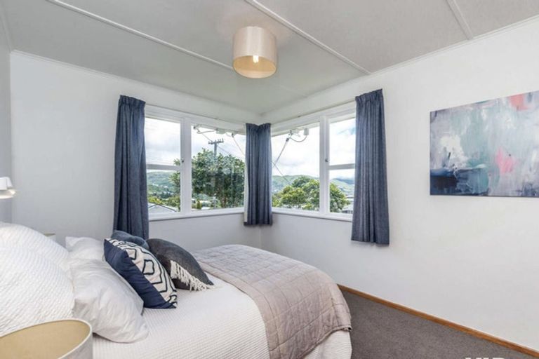 Photo of property in 5 Catherine Crescent, Paparangi, Wellington, 6037