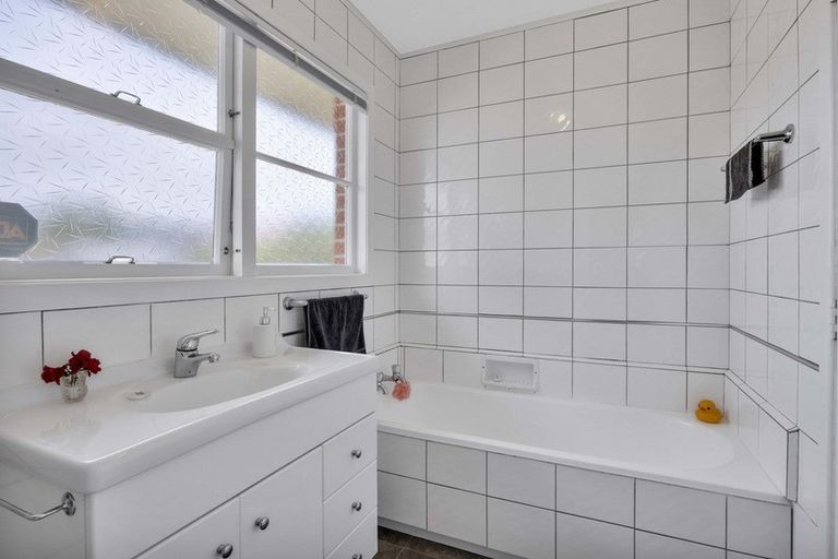 Photo of property in 1 Reid Avenue, Hawera, 4610