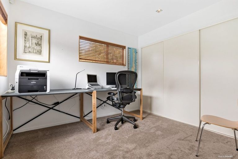 Photo of property in 6 Poturi Streams Avenue, Titirangi, Auckland, 0604