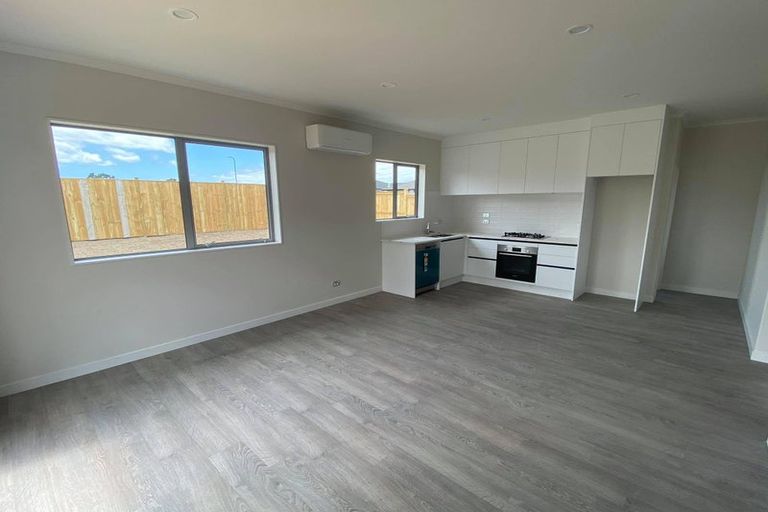 Photo of property in 13 Walter Ruddock Avenue, Kumeu, 0810