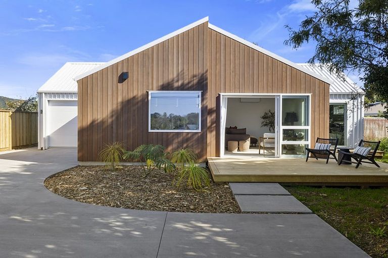 Photo of property in 52 Wairau Road, Oakura, 4314