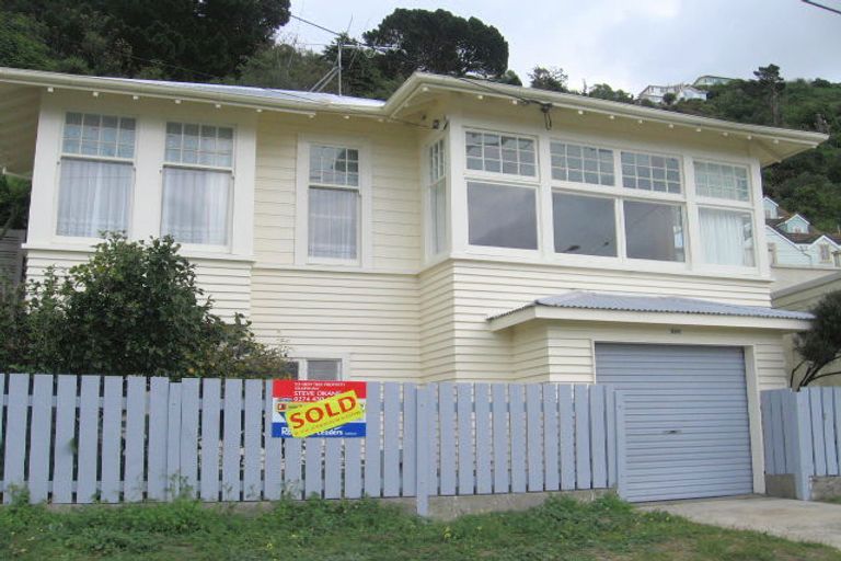 Photo of property in 266 Queens Drive, Lyall Bay, Wellington, 6022