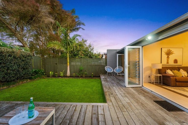 Photo of property in 2/40 James Evans Drive, Northcote, Auckland, 0627