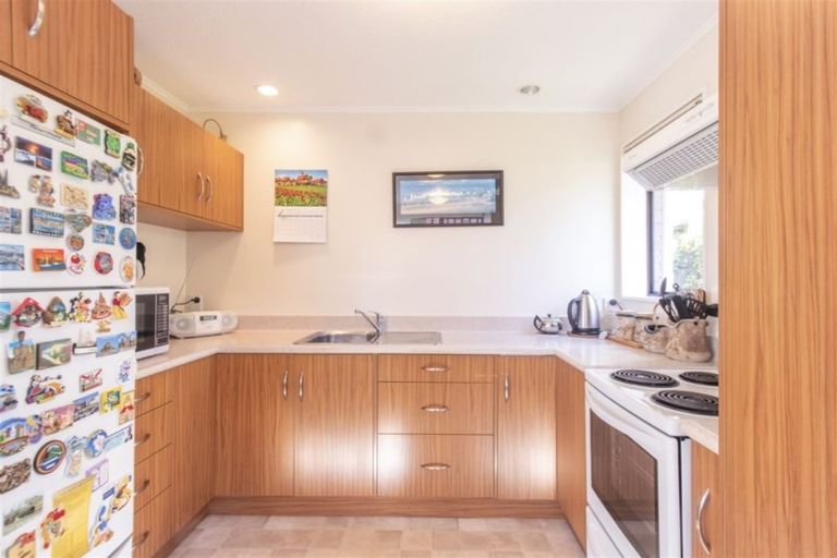 Photo of property in 4f2 Stewart Drive, Newlands, Wellington, 6037