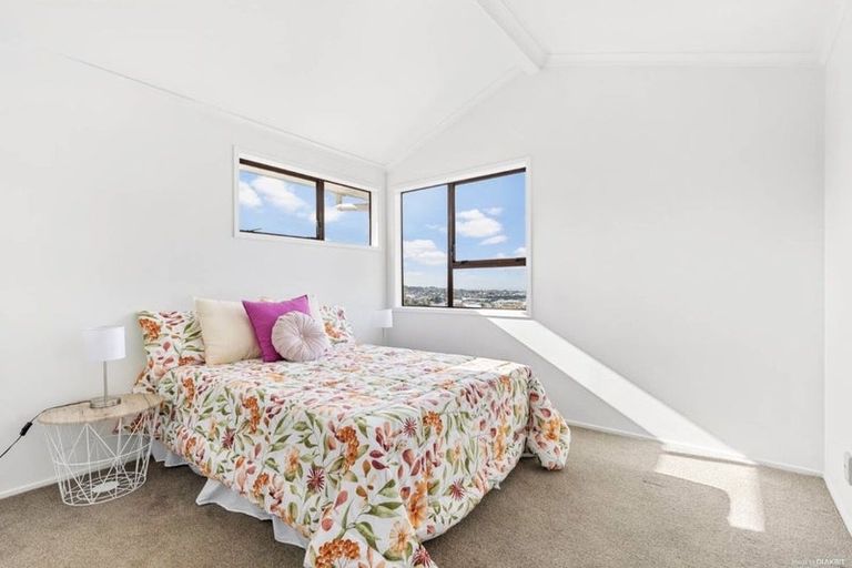 Photo of property in 2/74 Ayton Drive, Totara Vale, Auckland, 0629