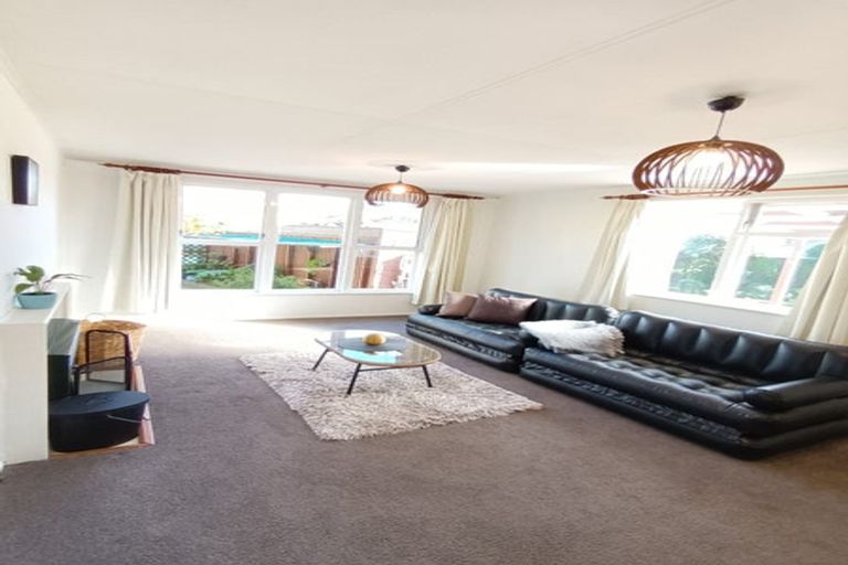 Photo of property in 1 Hughan Place, Carterton, 5713