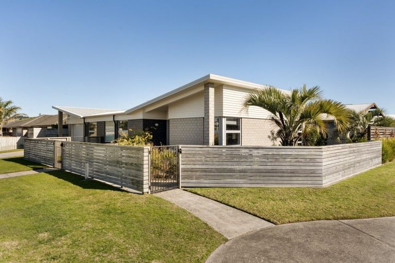 Photo of property in 1 Butterworth Crescent, Papamoa Beach, Papamoa, 3118
