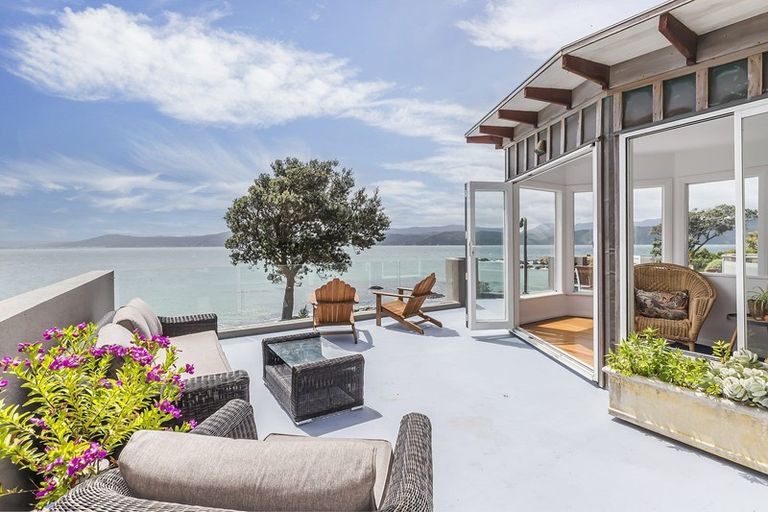 Photo of property in 353 Karaka Bay Road, Karaka Bays, Wellington, 6022