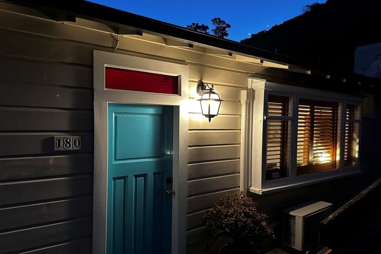 Photo of property in 180 Sutherland Road, Lyall Bay, Wellington, 6022