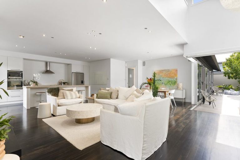 Photo of property in 1/9 Pierce Road, Milford, Auckland, 0620