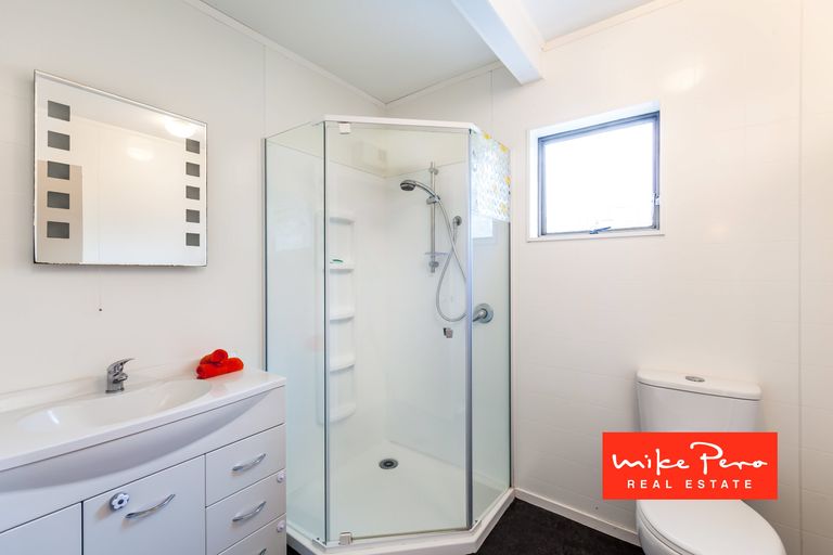 Photo of property in 7 Pokapu Street, Titirangi, Auckland, 0600