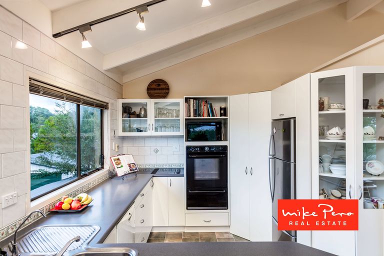 Photo of property in 7 Pokapu Street, Titirangi, Auckland, 0600