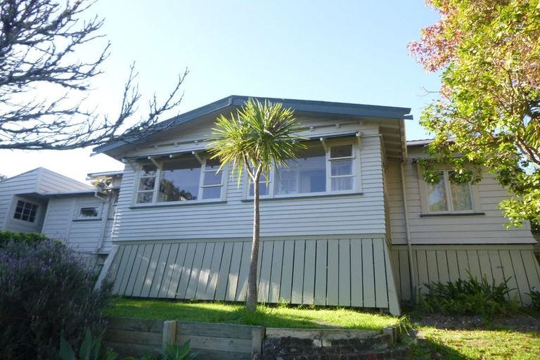 Photo of property in 2 Gow Street, Helensville, 0800