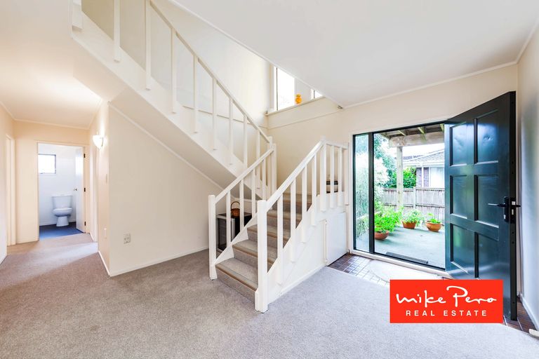 Photo of property in 7 Pokapu Street, Titirangi, Auckland, 0600