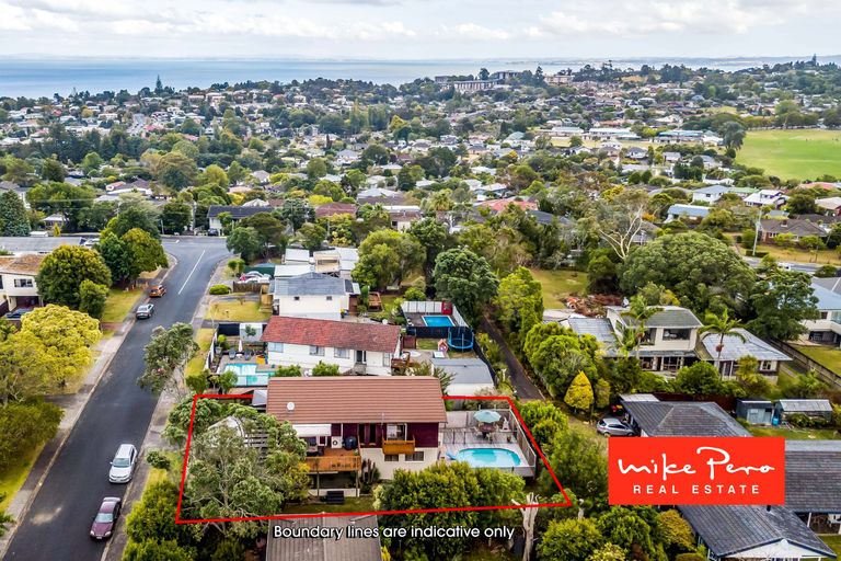 Photo of property in 7 Pokapu Street, Titirangi, Auckland, 0600