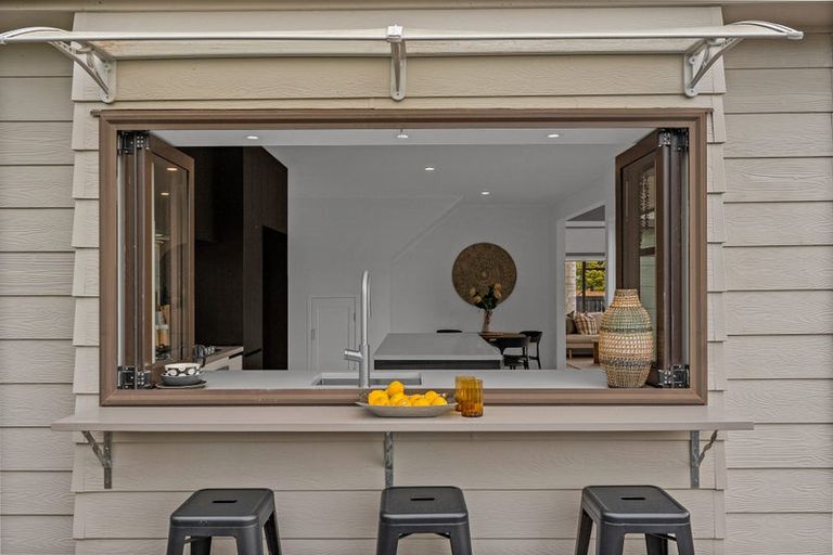Photo of property in 12 Cleve Road, Green Bay, Auckland, 0604