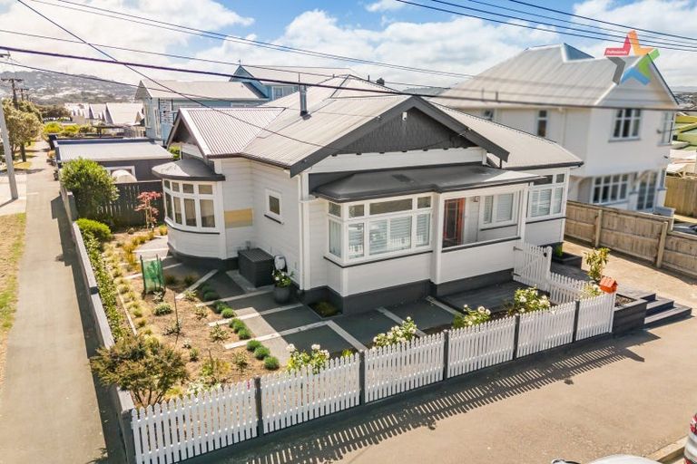Photo of property in 6 Wha Street, Lyall Bay, Wellington, 6022