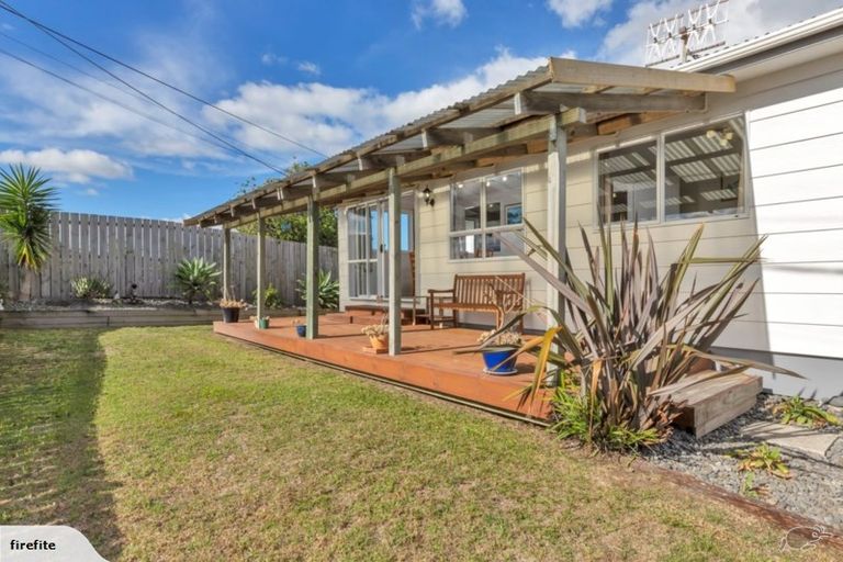 Photo of property in 13 Karoro Road, One Tree Point, 0118