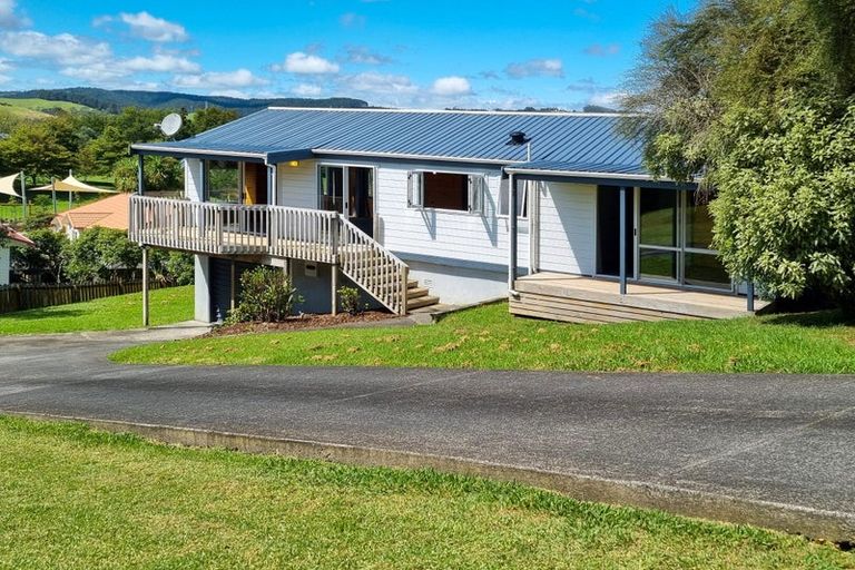 Photo of property in 9 Empressa Heights, Helensville, 0800