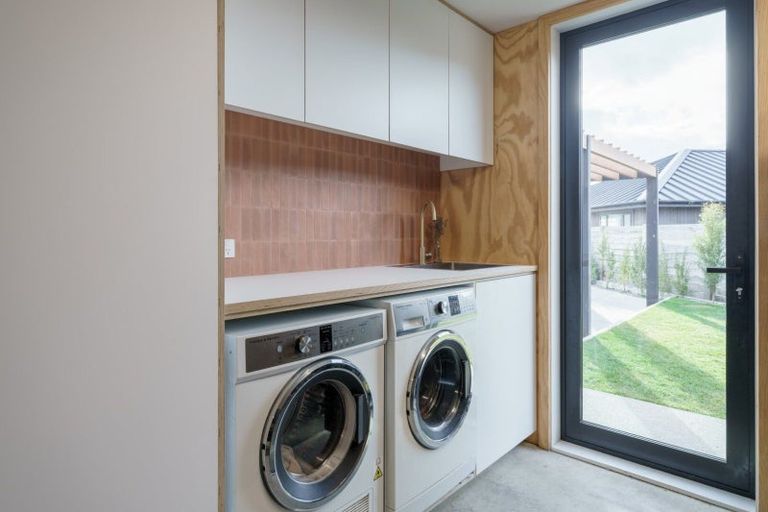 Photo of property in 17 Doug Ledgerwood Drive, Wanaka, 9305