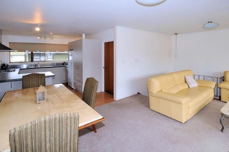 Photo of property in 3/84 Pupuke Road, Hillcrest, Auckland, 0627