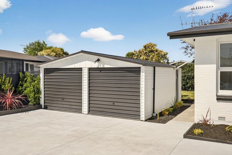 Photo of property in 100 Avondale Road, Avondale, Christchurch, 8061