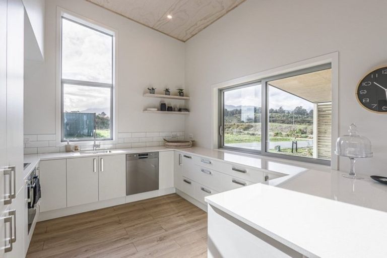 Photo of property in 3 Mirek Street, Waikanae, 5036